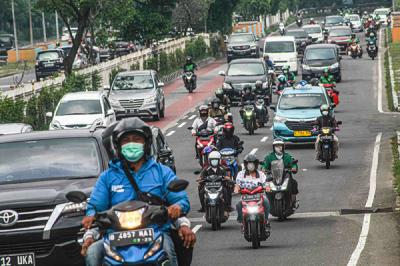 Warga melakukan aktivitas saat PPKM Level 2 di Jakarta, Senin (25/10/2021).