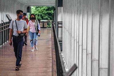 Warga melakukan aktivitas saat PPKM Level 2 di Jakarta, Senin (25/10/2021).
