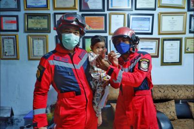 Dinas Pemadam Kebakaran (Damkar) Kota Makassar kembali melakukan aksi cepat membantu warga dengan melepaskan cincin anak di Makassar, Senin (25/10/2021).