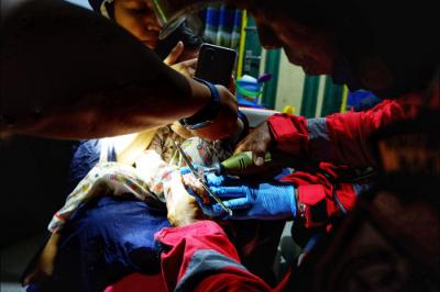 Dinas Pemadam Kebakaran (Damkar) Kota Makassar kembali melakukan aksi cepat membantu warga dengan melepaskan cincin anak di Makassar, Senin (25/10/2021).
