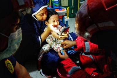 Dinas Pemadam Kebakaran (Damkar) Kota Makassar kembali melakukan aksi cepat membantu warga dengan melepaskan cincin anak di Makassar, Senin (25/10/2021).