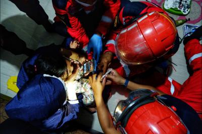 Dinas Pemadam Kebakaran (Damkar) Kota Makassar kembali melakukan aksi cepat membantu warga dengan melepaskan cincin anak di Makassar, Senin (25/10/2021).