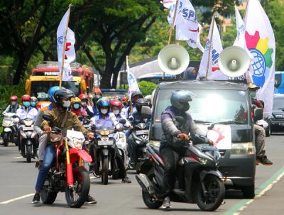 Puluhan buruh menggelar unjuk rasa di kantor BPS Provinsi Jateng dan kantor DPRD Jateng Pahlawan, Semarang, Jawa Tengah, Selasa (26/10/2021).