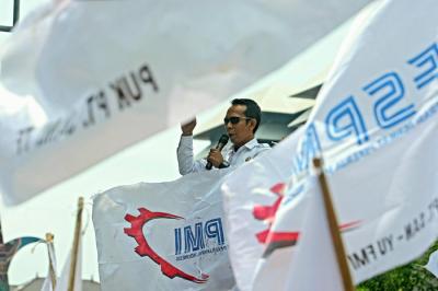 Puluhan buruh menggelar unjuk rasa di kantor BPS Provinsi Jateng dan kantor DPRD Jateng Pahlawan, Semarang, Jawa Tengah, Selasa (26/10/2021).