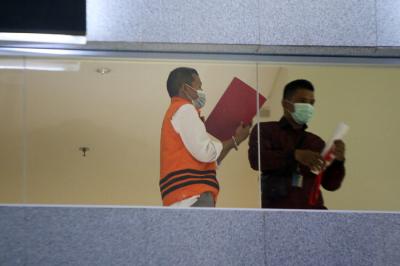 Tersangka General Manager PT AA, Adimulia Agrolestari Sudarso usai jalani pemeriksaan lanjutan di Gedung KPK, Jakarta, Selasa (26/10/2021).