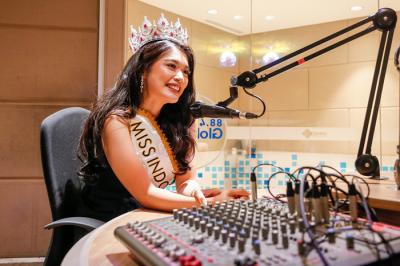 Miss Indonesia 2020 Pricilia Carla Yules saat sesi pemotretan di Studio 7 iNews Tower, MNC Center, Kebon Sirih Jakarta Pusat, Selasa (26/10/2021).