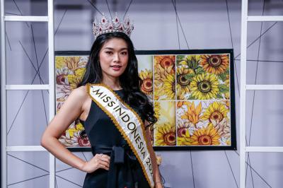 Miss Indonesia 2020 Pricilia Carla Yules saat sesi pemotretan di Studio 7 iNews Tower, MNC Center, Kebon Sirih Jakarta Pusat, Selasa (26/10/2021).