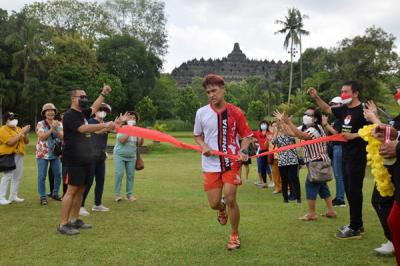 Pelari William Sidharta mengelilingi kawasan Candi Borobudur, Magelang, Jawa Tengah, Senin (25/10/2021).