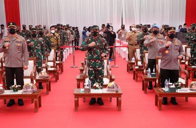 Panglima TNI Marsekal TNI Hadi Tjahjanto saat memberikan pembekalan kepada para Alumni Akabri 90 maupun secara virtual di Tangsel, Selasa (26/10/2021).