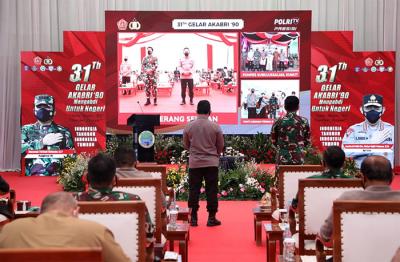 Panglima TNI Marsekal TNI Hadi Tjahjanto saat memberikan pembekalan kepada para Alumni Akabri 90 maupun secara virtual di Tangsel, Selasa (26/10/2021).
