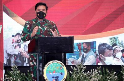Panglima TNI Marsekal TNI Hadi Tjahjanto saat memberikan pembekalan kepada para Alumni Akabri 90 maupun secara virtual di Tangsel, Selasa (26/10/2021).
