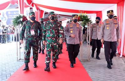 Panglima TNI Marsekal TNI Hadi Tjahjanto saat memberikan pembekalan kepada para Alumni Akabri 90 maupun secara virtual di Tangsel, Selasa (26/10/2021).
