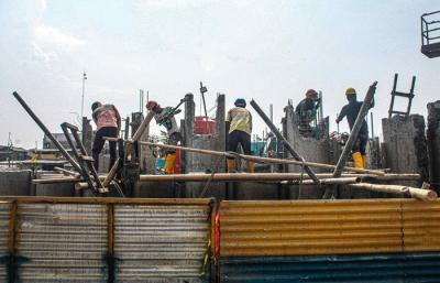 Sejumlah pekerja sedang membangun tanggul pengaman pantai atau National Capital Integrated Coastal Development di Jakarta Utara, Selasa (26/10/2021).