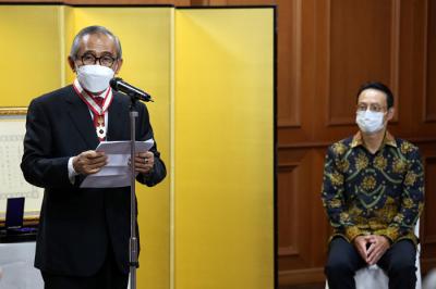 Upacara penganugerahan bintang jasa untuk periode musim semi 2020, di Konsulat Jenderal Jepang Surabaya, Jawa Timur, Selasa (26/10/2021).