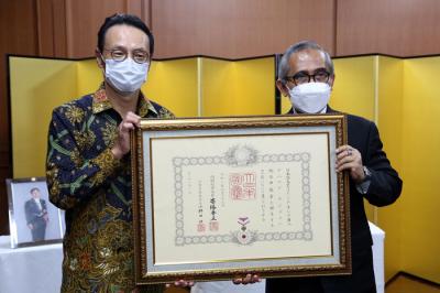 Upacara penganugerahan bintang jasa untuk periode musim semi 2020, di Konsulat Jenderal Jepang Surabaya, Jawa Timur, Selasa (26/10/2021).