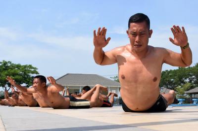 Prajurit Kompi Markas Brigif 2 Marinir melaksanakan latihan renang di Kolam renang prajurit KKO Usman Harun Karangpilang, Surabaya, Selasa (26/10/2021).