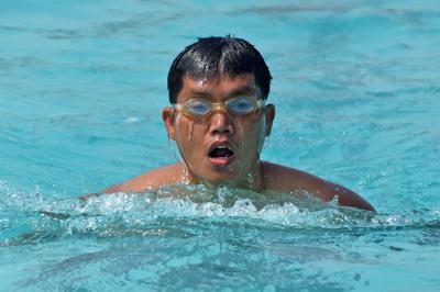 Prajurit Kompi Markas Brigif 2 Marinir melaksanakan latihan renang di Kolam renang prajurit KKO Usman Harun Karangpilang, Surabaya, Selasa (26/10/2021).