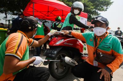 Petugas melakukan uji emisi gas buang kendaraan bermotor di Jalan Perintis Kemerdekaan, Pulogadung, Jakarta Timur, Selasa (26/10/2021).