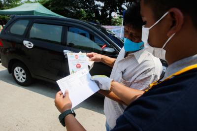 Petugas melakukan uji emisi gas buang kendaraan bermotor di Jalan Perintis Kemerdekaan, Pulogadung, Jakarta Timur, Selasa (26/10/2021).