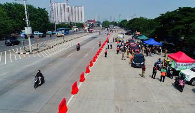Petugas melakukan uji emisi gas buang kendaraan bermotor di Jalan Perintis Kemerdekaan, Pulogadung, Jakarta Timur, Selasa (26/10/2021).