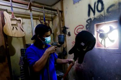 Pekerja menyelesaikan pembuatan gitar listrik Syukey Instrumen di kawasan Ciputat Timur, Tangerang Selatan, Banten, Selasa (26/10/2021).