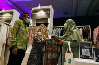 Transaksi pembayaran menggunakan QR code (quick response code) di stand di Indonesia Sharia Economic Festival (ISEF) di JCC, Jakarta, Rabu (27/10/2021).
