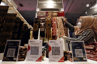 Transaksi pembayaran menggunakan QR code (quick response code) di stand di Indonesia Sharia Economic Festival (ISEF) di JCC, Jakarta, Rabu (27/10/2021).