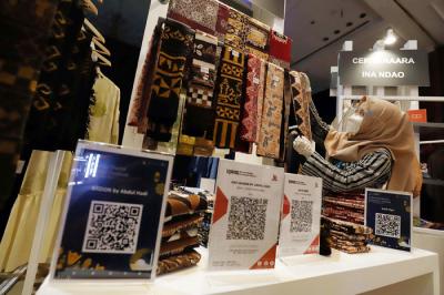 Transaksi pembayaran menggunakan QR code (quick response code) di stand di Indonesia Sharia Economic Festival (ISEF) di JCC, Jakarta, Rabu (27/10/2021).