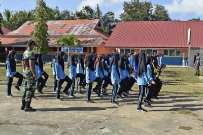 Pelatihan Peraturan Baris Berbaris di SMP Negeri 1 Sebatik, Desa Sei Taiwan, Kecamatan Sebatik Induk Kabupaten Nunukan, Kalimantan Utara, Rabu (27/10/2021).