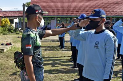 Pelatihan Peraturan Baris Berbaris di SMP Negeri 1 Sebatik, Desa Sei Taiwan, Kecamatan Sebatik Induk Kabupaten Nunukan, Kalimantan Utara, Rabu (27/10/2021).