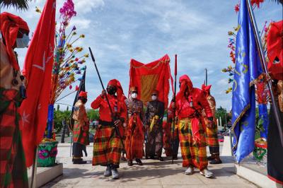 Warga berebut telur saat peringatan Maudu Adaka Ri Gowa (Maulid di Gowa) di Balla Lompoa, Kabupaten Gowa, Sulawesi Selatan, Rabu (27/10/2021).
