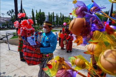 Warga berebut telur saat peringatan Maudu Adaka Ri Gowa (Maulid di Gowa) di Balla Lompoa, Kabupaten Gowa, Sulawesi Selatan, Rabu (27/10/2021).