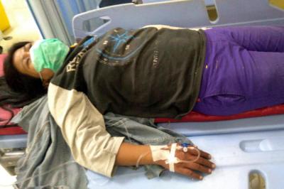 Kepala BPJS Ketenagakerjaan Surabaya Rungkut, Rudi Susanto, mengunjungi pasien Rutatik di Rumah Sakit akibat kecelakaan kerja di Surabaya, Rabu (27/10/2021).