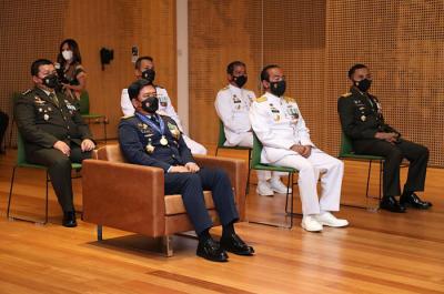 Panglima TNI Marsekal TNI Hadi Tjahjanto dianugerahi tanda gelar kehormatan â€œHonorary Officer of The Order of Australia in The Military Divisionâ€.