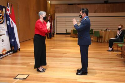 Panglima TNI Marsekal TNI Hadi Tjahjanto dianugerahi tanda gelar kehormatan â€œHonorary Officer of The Order of Australia in The Military Divisionâ€.