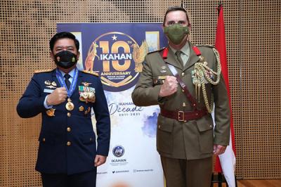 Panglima TNI Marsekal TNI Hadi Tjahjanto dianugerahi tanda gelar kehormatan â€œHonorary Officer of The Order of Australia in The Military Divisionâ€.