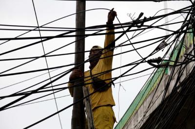 Petugas Dinas Bina Marga DKI Jakarta menata instalasi kabel yang semrawut di kawasan Wolter Monginsidi, Jakarta Selatan, Rabu, (27/10/2021).