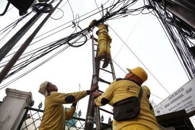 Petugas Dinas Bina Marga DKI Jakarta menata instalasi kabel yang semrawut di kawasan Wolter Monginsidi, Jakarta Selatan, Rabu, (27/10/2021).