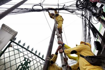 Petugas Dinas Bina Marga DKI Jakarta menata instalasi kabel yang semrawut di kawasan Wolter Monginsidi, Jakarta Selatan, Rabu, (27/10/2021).