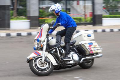 Anggota Polisi Wanita (Polwan) melakukan atraksi di atas motor gede saat latihan di kawasan Senayan, Jakarta Pusat, Rabu (27/10/2021).