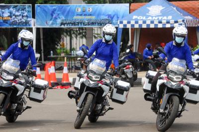 Anggota Polisi Wanita (Polwan) melakukan atraksi di atas motor gede saat latihan di kawasan Senayan, Jakarta Pusat, Rabu (27/10/2021).