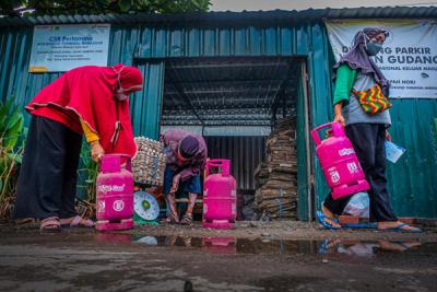 Warga menukarkan sampah dengan tabung Bright Gas di Bank Sampah Hoki, Makassar, Rabu (27/10/2021).