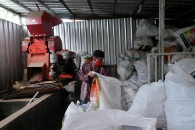 Warga menukarkan sampah dengan tabung Bright Gas di Bank Sampah Hoki, Makassar, Rabu (27/10/2021).