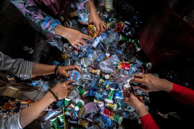 Warga menukarkan sampah dengan tabung Bright Gas di Bank Sampah Hoki, Makassar, Rabu (27/10/2021).