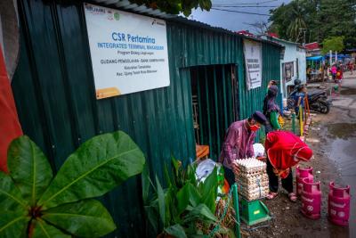 Warga menukarkan sampah dengan tabung Bright Gas di Bank Sampah Hoki, Makassar, Rabu (27/10/2021).