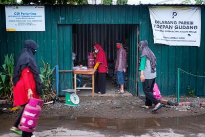 Warga menukarkan sampah dengan tabung Bright Gas di Bank Sampah Hoki, Makassar, Rabu (27/10/2021).