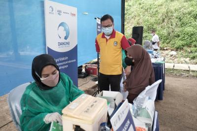 Warga mendapatkan suntikan vaksin pertama di Sentra Vaksinasi Covid-19 bagi Komunitas Pemulung dan Pengepul di TPA Sumur Batu, Bekasi, Rabu (27/10/2021).