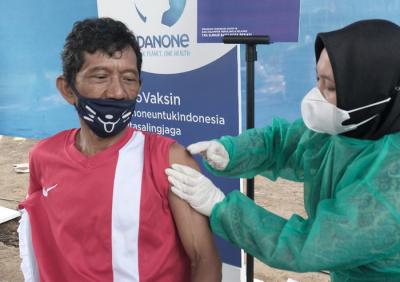 Warga mendapatkan suntikan vaksin pertama di Sentra Vaksinasi Covid-19 bagi Komunitas Pemulung dan Pengepul di TPA Sumur Batu, Bekasi, Rabu (27/10/2021).