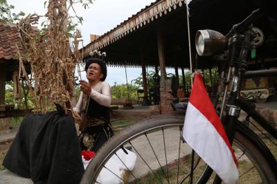 Seniman Meimura memerankan Besut Rusmini ketika memainkan wayang suket bertema Pemuda Adalah Hati dan Pikiran Rakyat di Surabaya, Jawa Timur, Rabu (27/10/2021).