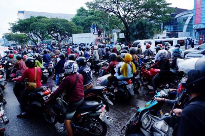 Sejumlah mahasiswa berunjuk rasa di depan kampus Universitas Muhammadiyah (Unismuh) Makassar di Jalan Sultan Alauddin, Kamis (28/10/2021).